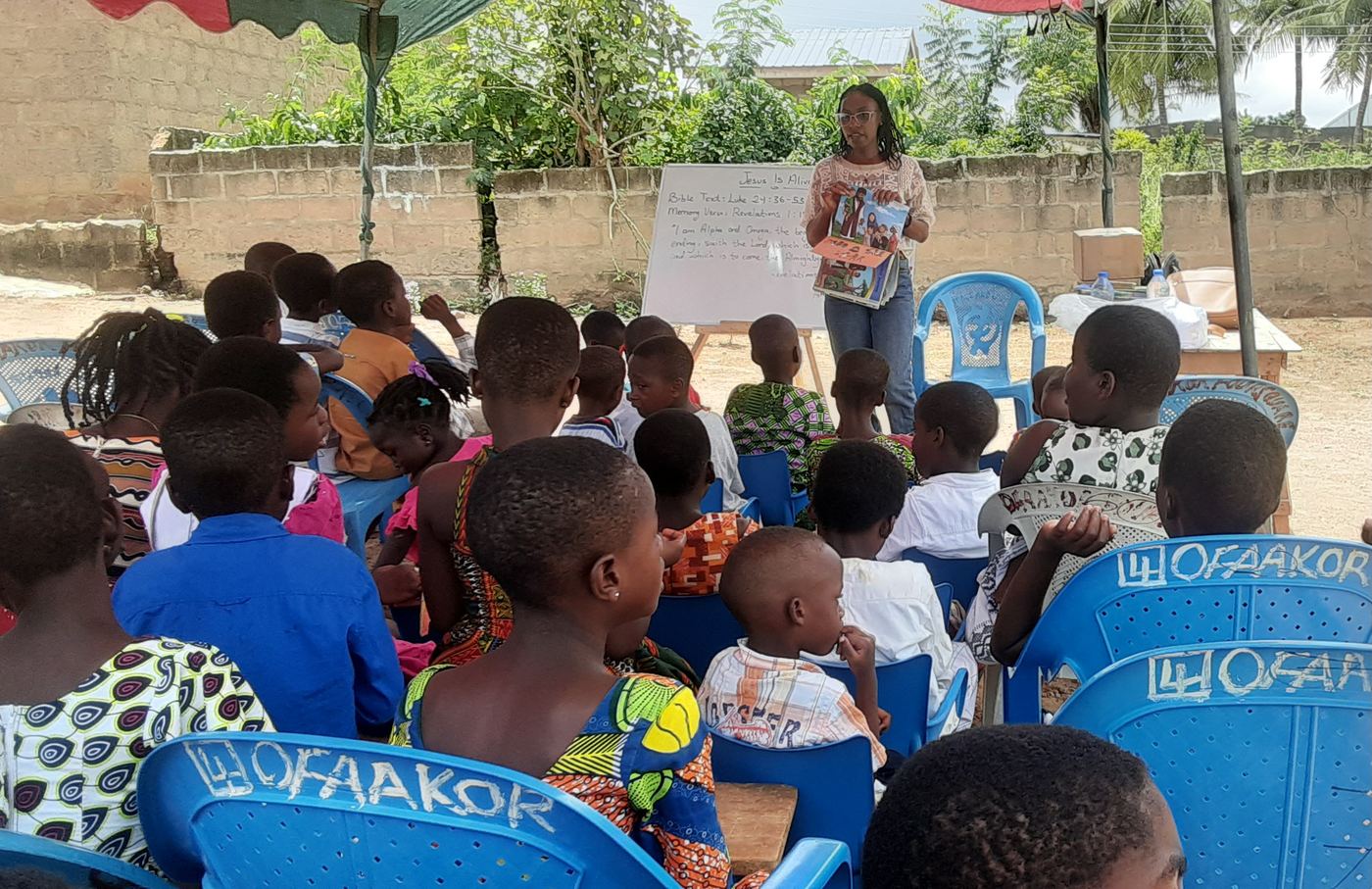 Guiding children through a storybook during a community learning session